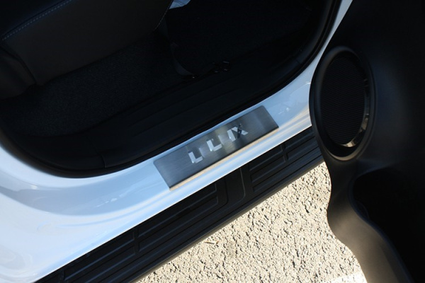 Toyota Hilux (15–) Накладка на внутренние пороги с рисунком (компл. 4шт.)