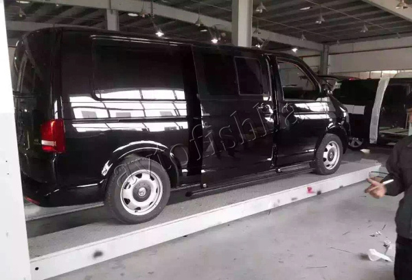 Volkswagen Caravelle (16-) штатные выезжающие электропороги автоматические