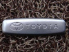 Эмблема Toyota для ковриков салона - 1 шт., 18х64 мм
