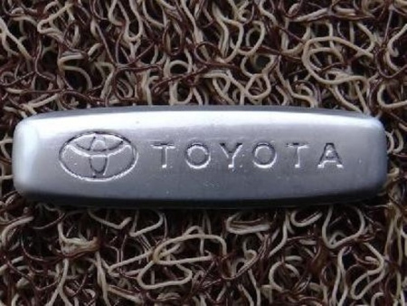 Эмблема Toyota для ковриков салона - 1 шт., 18х64 мм