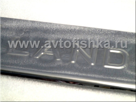 Toyota Land Cruiser 200 (2008-) накладка заднего бампера из полированной нержавеющей стали с логотипом Land Cruiser.