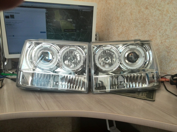 Jeep Grand Cherokee (93-98) передние фары тюнинг с светящими ободками (ангельские глазки)