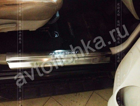 Mitsubishi Pajero Sport V3 (2009-) накладки на внутренние пороги из нержавеющей стали с подсветкой, к-кт 4 шт.