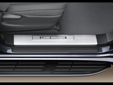 Toyota Land Cruiser Prado 150 (09-) накладки на пороги передних дверных проемов со светящейся надписью "LAND CRUISER", нержавеющая сталь, оригинал TOYOTA