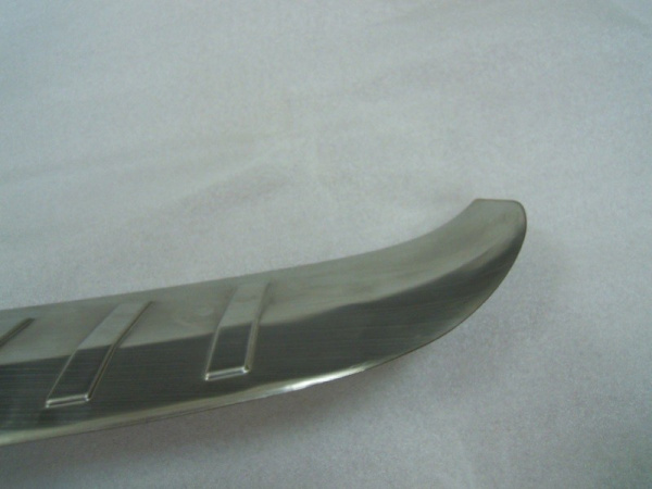 Honda CR-V (12–) Накладка на задний бампер, нерж, матовая, с загибом по краям.