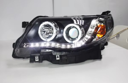 Subaru Forester (09-12) фары передние линзовые черные, с подсветкой DRL и светящимися ободками, комплект 2 шт.