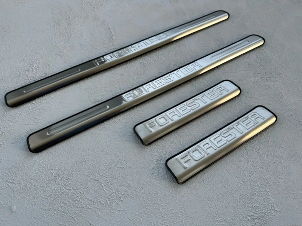 Subaru Forester (13–18) Накладки на дверные пороги с логотипом, нерж.