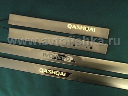 Nissan Qashqai +2 (08-) накладки порогов дверных проемов, из нержавеющей стали с подсветкой "Qashqai".