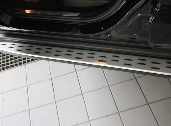 Jeep Grand Cherokee (11–/13–) Пороги OEM