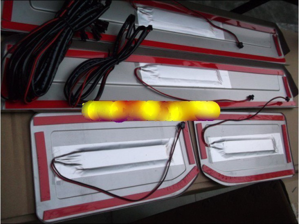 Mitsubishi Pajero 3 и Pajero 4 накладки на внутренние пороги со светящимся логотипом "Pajero", к-кт 4 шт.