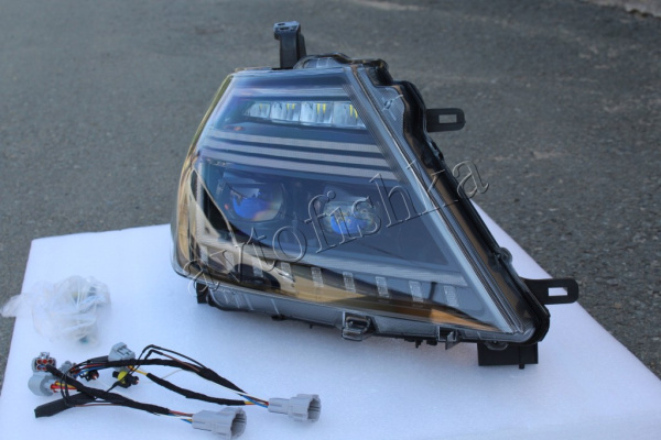 Nissan Patrol Y62 (10-) передние фары LED динамические