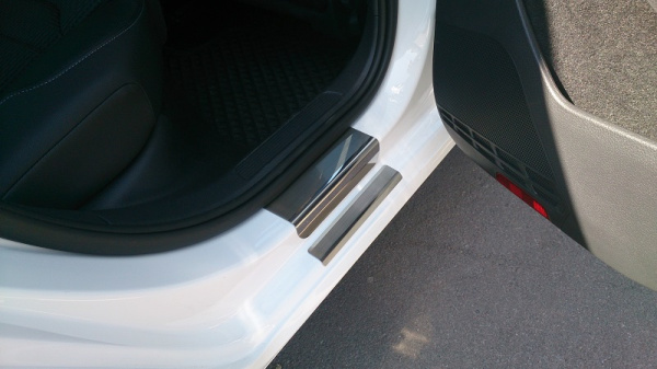 Volkswagen Golf 6 (08-) 5 дверн. накладки на внутренние пороги, к-кт 8шт.
