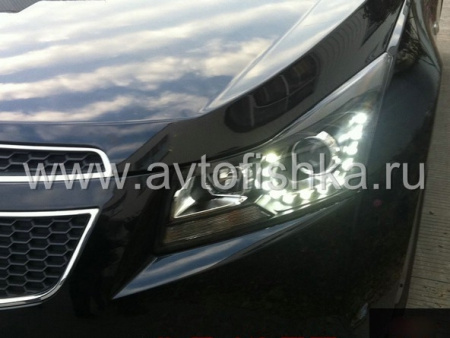 Chevrolet Cruze (08-) черные линзовые передние фары со светящимися ободками и диодной подсветкой в стиле Volkswagen, комплект 2 шт.