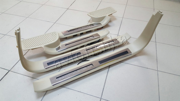 Toyota Land Cruiser 200 (08-) накладки порогов дверных проемов салона с подсветкой "Land Cruiser"