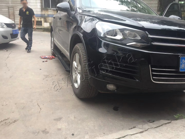 Volkswagen Touareg 2011-2018 штатные выезжающие электропороги автоматические