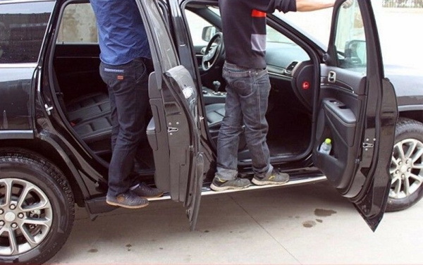 Jeep Grand Cherokee (11–/13–) Пороги OEM, 'вставка' silver с надписью G-Cherokee