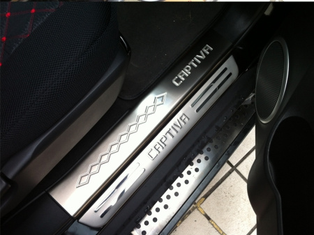 Chevrolet Captiva (2012-) накладки на пороги дверных проемов из нержавеющей стали с надписью "CAPTIVA", комплект 4 шт.