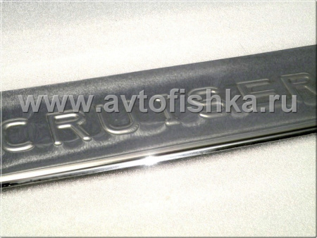 Toyota Land Cruiser 200 (2008-) накладка заднего бампера из полированной нержавеющей стали с логотипом Land Cruiser.