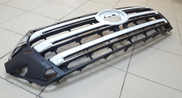 Toyota Land Cruiser J200 (15–) Решетка радиатора EXECUTIVE, черная/белая