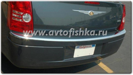 Chrysler 300C (04-09) накладка на задний бампер хромированная пластиковая.