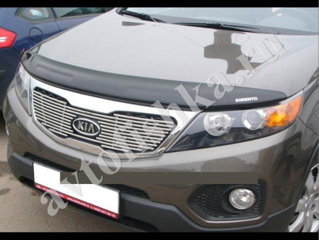 Дефлектор капота темный с надписью Kia Sorento 2009-
