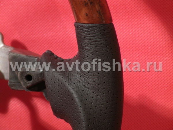 Toyota Land Cruiser 100, Prado 120 (03-) руль спортивный кожаный черный с темными деревянными вставками.