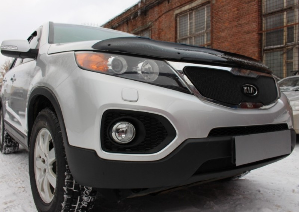 Kia Sorento (10–12) Защита радиатора, чёрная, верх (с вырезом под логотип)