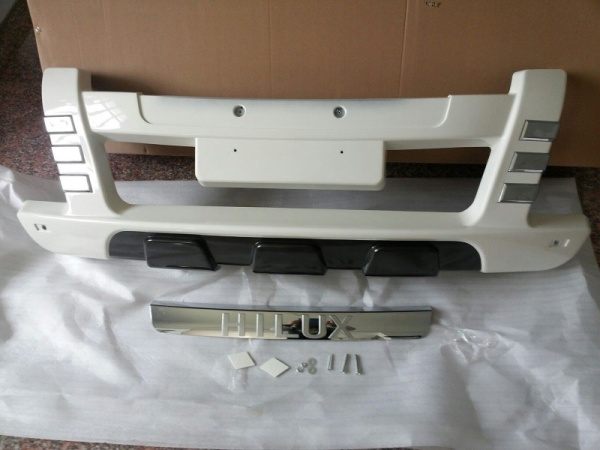 Toyota Hilux (12–) Накладка на передний бампер