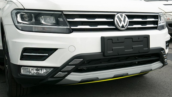 Volkswagen Tiguan (17–) Накладка на передний бампер (пластик)