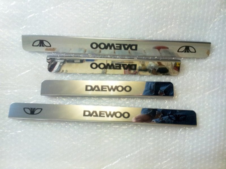 Daewoo Nexia накладки на пороги дверных проемов, из нержавеющей стали с надписью Daewoo, комплект 4 шт.