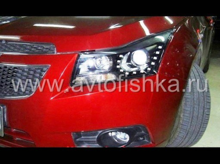 Chevrolet Cruze (08-) черные линзовые передние фары со светящимися ободками и диодной подсветкой в стиле Volkswagen, комплект 2 шт.