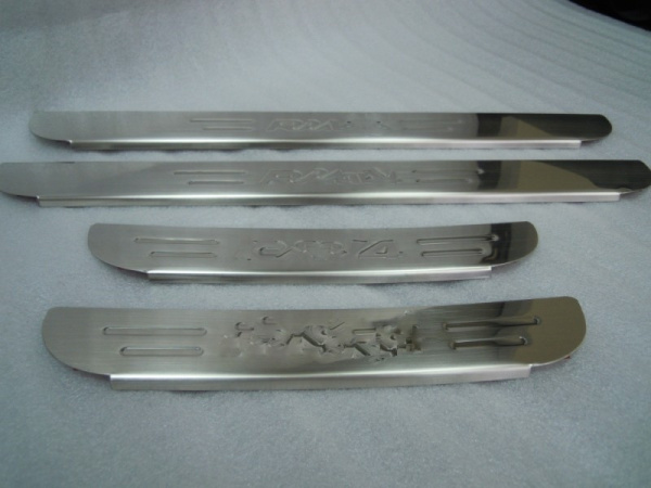 Toyota RAV4 (06–12) Накладки на пороги, нерж., 4 части (короткая база)