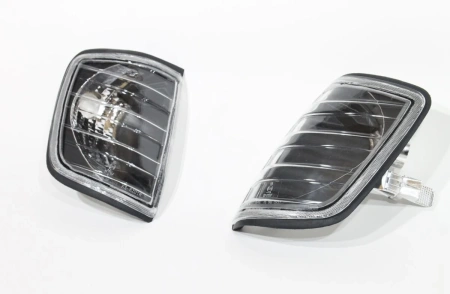 Mercedes W124 (84-95) поворотники передние угловые черные, комплект 2 шт.