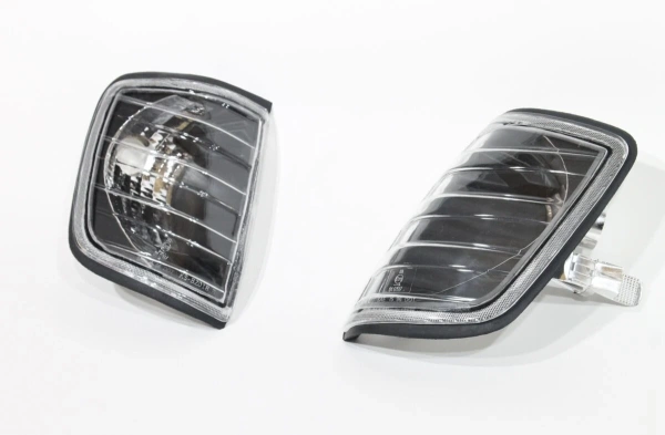 Mercedes W124 (84-95) поворотники передние угловые черные, комплект 2 шт.