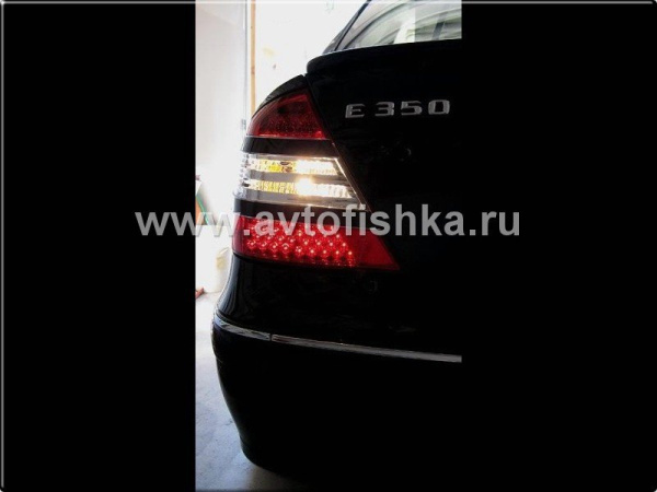 Mercedes E W211 (02-06) фонари задние светодиодные красно-тонированные с черными молдингами, дизайн W221, комплект 2 шт.