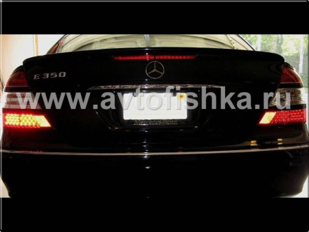 Mercedes E W211 (02-06) фонари задние светодиодные красно-тонированные с черными молдингами, дизайн W221, комплект 2 шт.