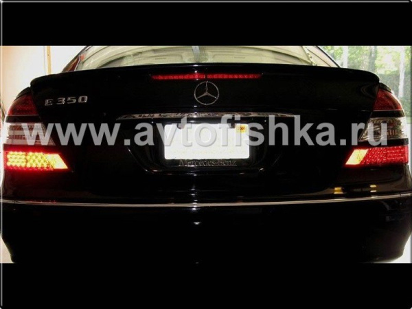 Mercedes E W211 (02-06) фонари задние светодиодные красно-тонированные с черными молдингами, дизайн W221, комплект 2 шт.