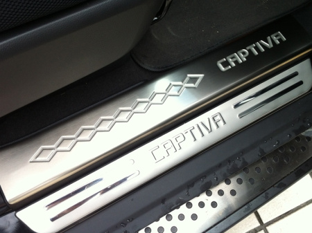 Chevrolet Captiva (2012-) накладки на пороги дверных проемов из нержавеющей стали с надписью "CAPTIVA", комплект 4 шт.