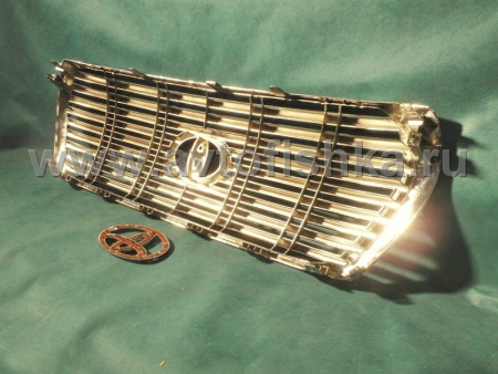 Toyota Land Cruiser 200 (07-11) решетка радиатора черная с хромированной рамкой.