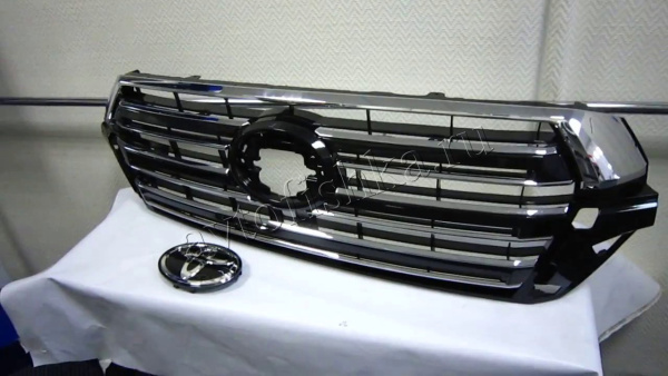 Toyota Land Cruiser J200 (15–) Решетка радиатора EXECUTIVE, черная/белая