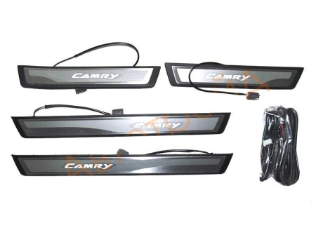Toyota Camry 50 (2011-) накладки на пороги дверных проемов с подсветкой