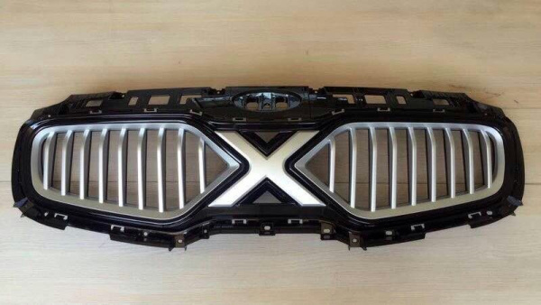 Kia Sportage (16–) Решетка радиатора X-дизайн, abs пластик, черный цвет + серебристый центр.