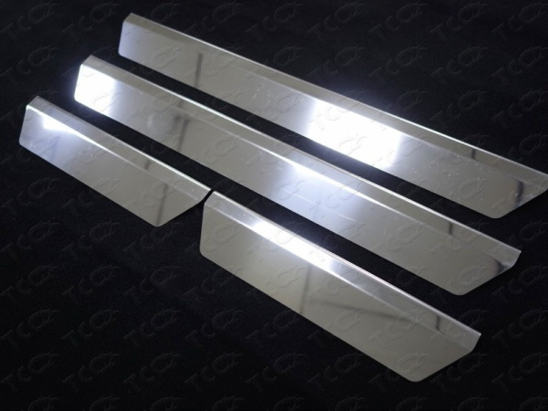 Mitsubishi Outlander (15–) Накладки на пороги (лист зеркальный)