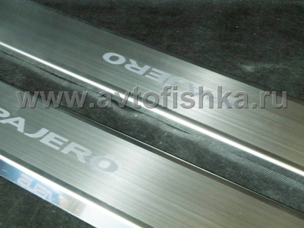 Mitsubishi Pajero 3 и 4 накладки на передние внутренние пороги с логотипом "Pajero", к-кт 2шт.