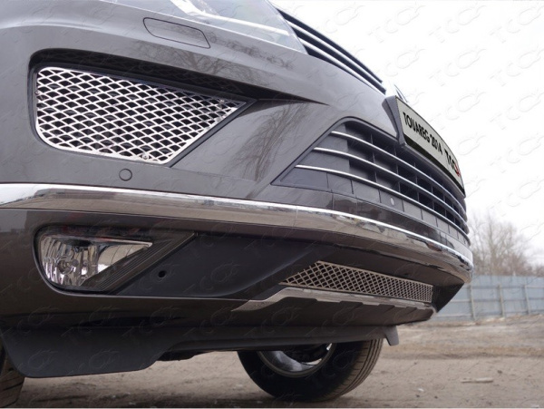 Volkswagen Touareg (14–) Решетка радиатора центральная (лист)