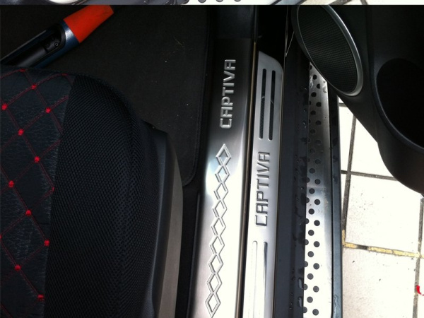 Chevrolet Captiva (2012-) накладки на пороги дверных проемов из нержавеющей стали с надписью "CAPTIVA", комплект 4 шт.