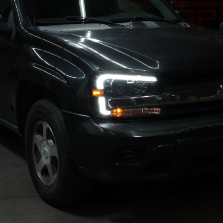 Фары передние черные с LED подсветкой — Chevrolet Trailblazer 2001-2009