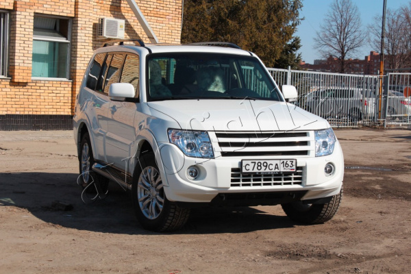 Mitsubishi Pajero 4 (06 – 15) решетка радиатора BROOMER Design (без лого)