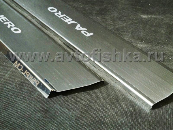 Mitsubishi Pajero 3 и 4 накладки на передние внутренние пороги с логотипом "Pajero", к-кт 2шт.