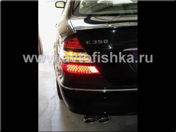 Mercedes E W211 (02-06) фонари задние светодиодные красно-тонированные с черными молдингами, дизайн W221, комплект 2 шт.